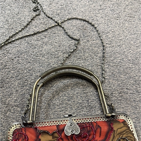 Unique Vintage Chic Floral Embroidered Handbag with Metal Frame - Picture 4 of 8